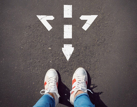 חיצים על הכביש בחירת כיוון